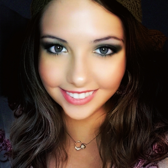 Meet your Posher, Carrie - Picture 2 of 5